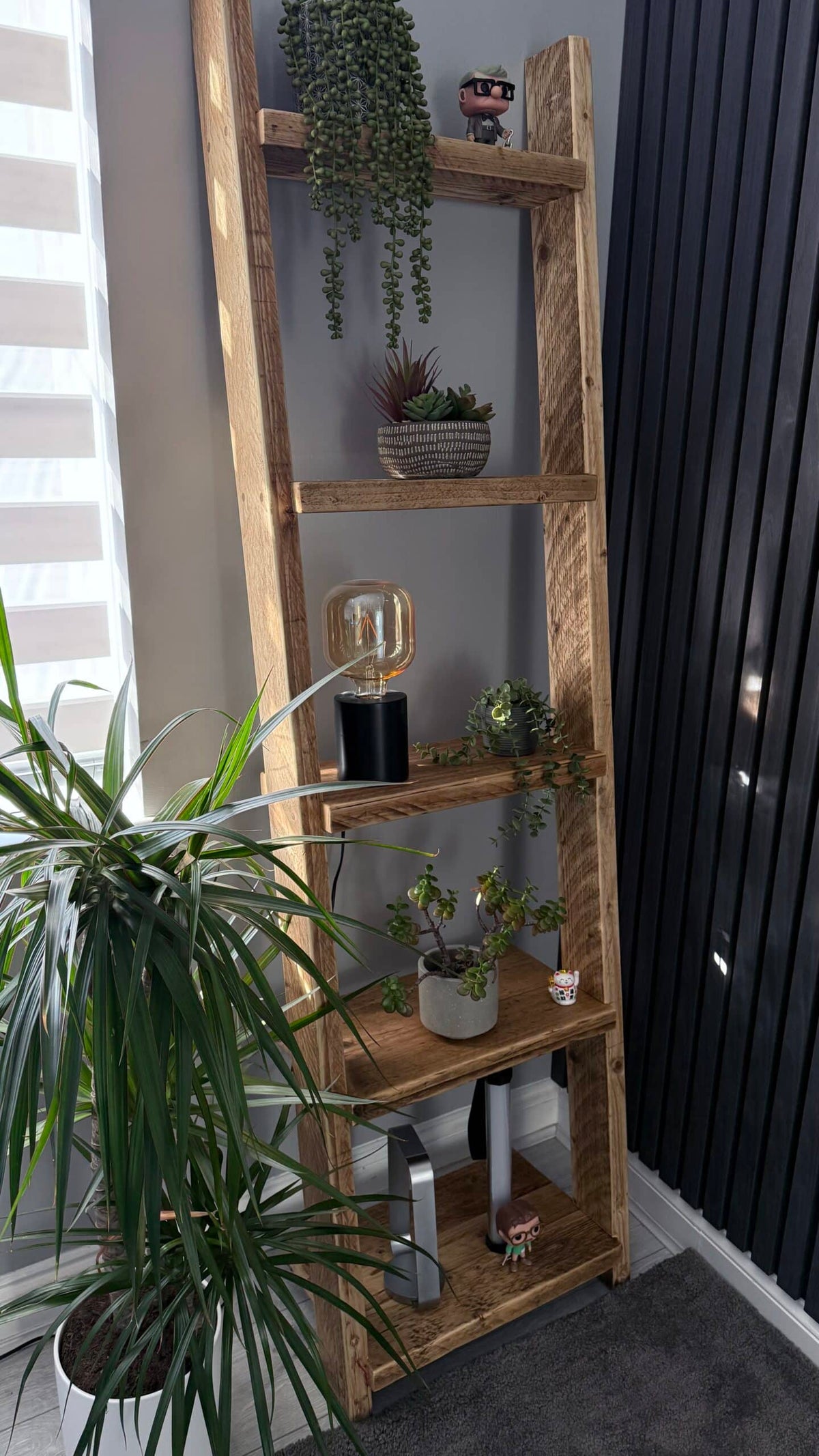 leaning shelving
